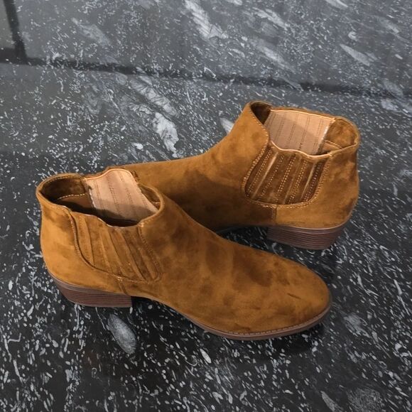 BRAND NEW SHOELAND ARLO- LOW STACKED HEEL ALMOND TOE CASUAL ANKLE BOOTIES - Picture 6 of 15